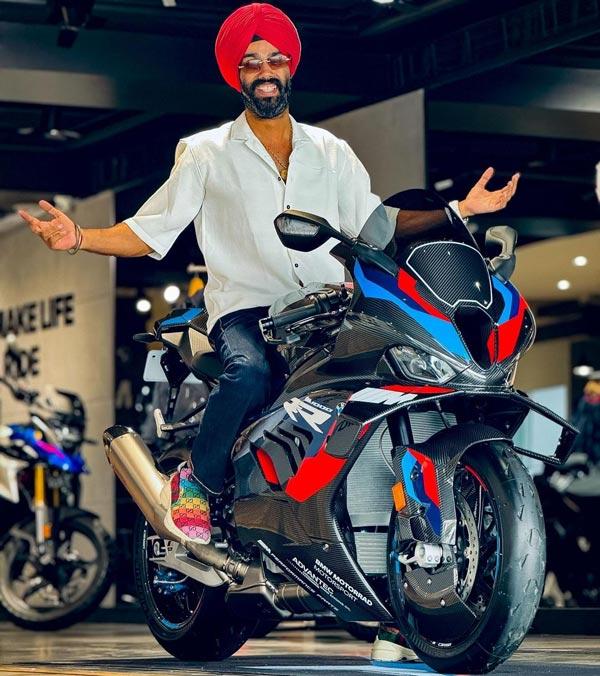 Prabhjot Singh- प्रभजोत सिंग हे बाईक टुरिंग आणि लक्झरी ट्रॅव्हल कंटेंटसाठी लोकप्रिय आहेत. BMW GS, Ducati आणि इतर प्रीमियम मोटरसायकल्ससह ते देशभर आणि विदेशात प्रवास करतात. त्यांच्या व्हिडिओंना नियमितपणे लाखो व्ह्यूज मिळतात.