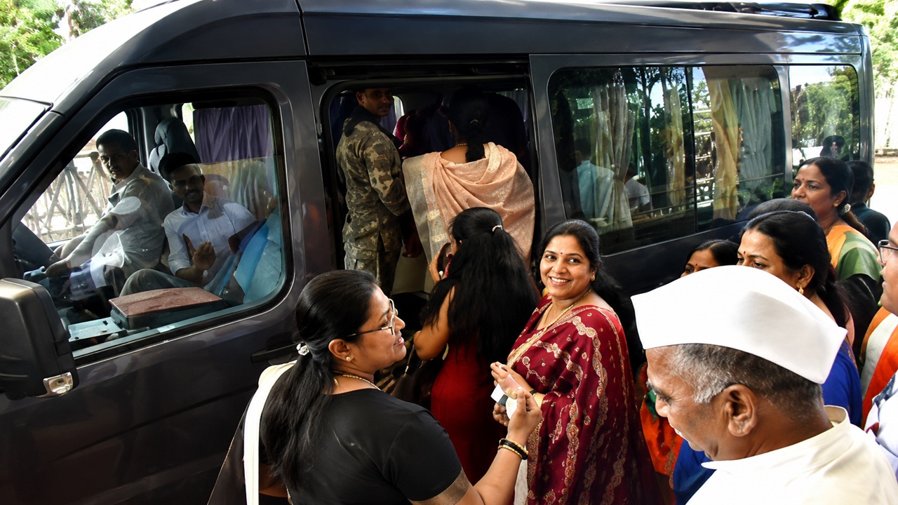 Maharashtra politics : नाशिकमध्ये राजकीय घडामोडींना वेग; विधान परिषद निवडणुकीपूर्वी भाजपाचा व्हीप जारी; ५२ नगरसेवक सहलीसाठी रवाना