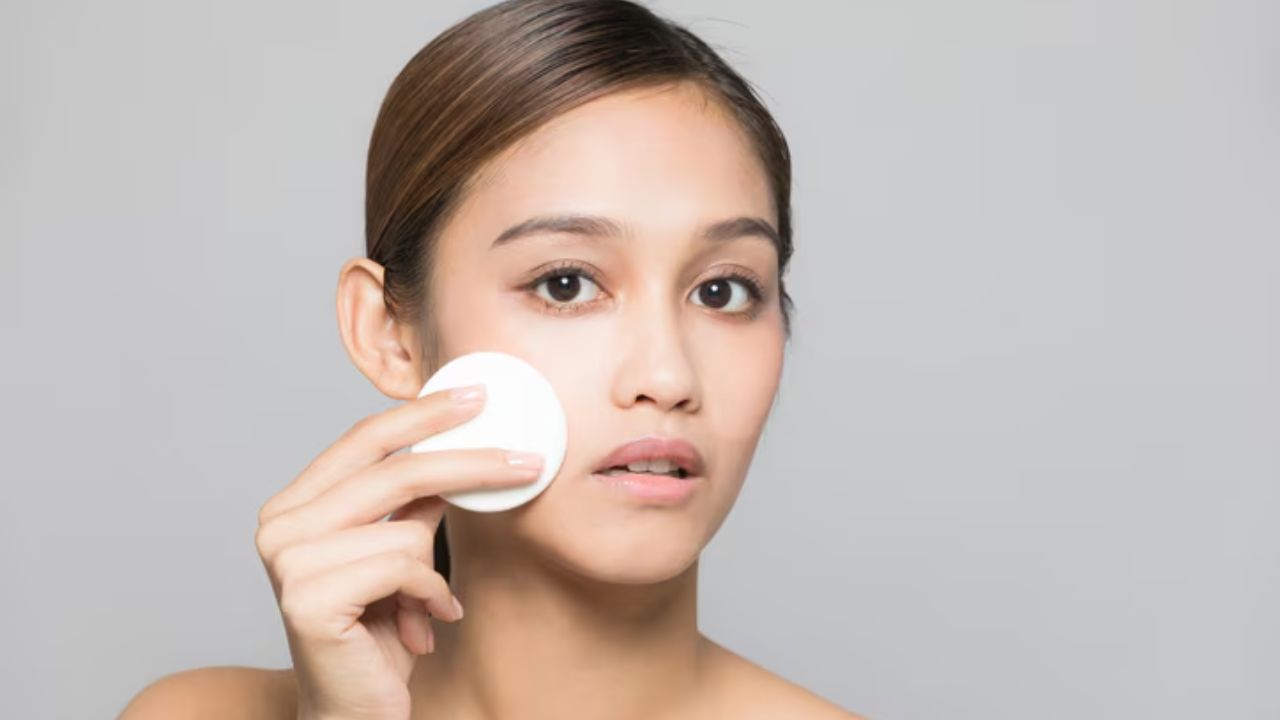 Oily Skin: ऑयली स्किनला म्हणा बाय-बाय! महागडे स्किनकेअर नको, फक्त करा ‘हा’ घरगुती उपाय