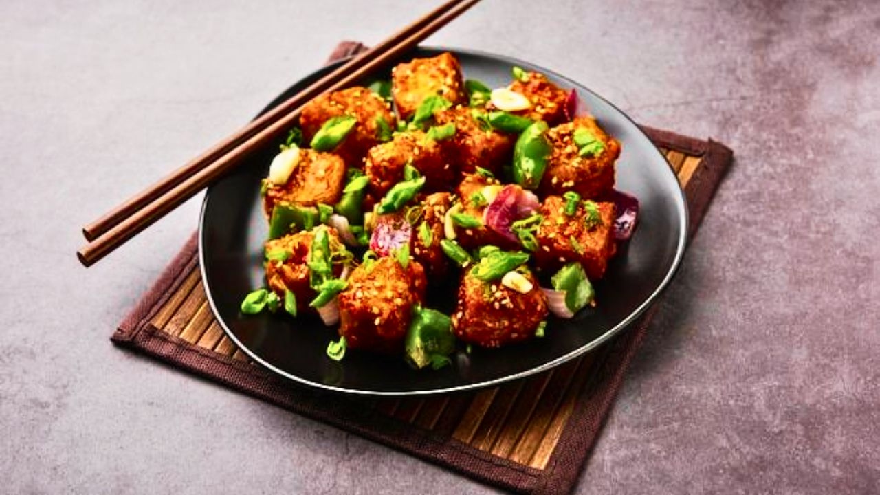 Chilli-Paneer: घरच्या घरी बनवा रेस्टॉरंट स्टाईल चिली-पनीर; नोट करा सोपी अन् टेस्टी रेसिपी