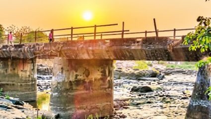 Raigad News: पेण तालुक्यातील पुलांची दयनीय अवस्था; ग्रामपंचायतींना सूचना फलक लावण्याचे आदेश