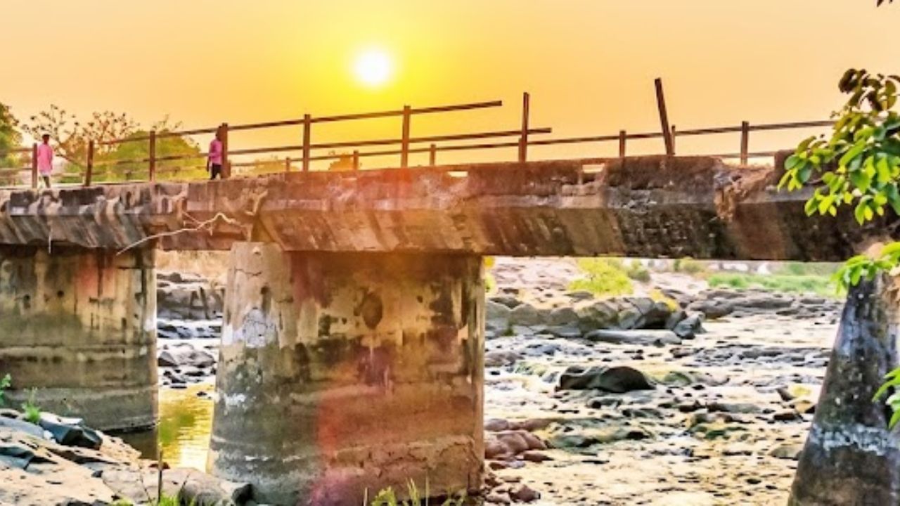 Raigad News: पेण तालुक्यातील पुलांची दयनीय अवस्था; ग्रामपंचायतींना सूचना फलक लावण्याचे आदेश
