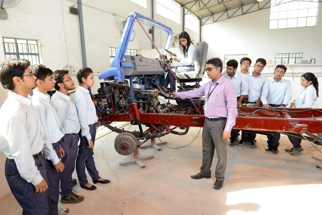 ऑटोमोबाईल इंजिनीअरिंग (B.E./B.Tech)-ऑटोमोबाईल क्षेत्रातील सर्वात लोकप्रिय पदवी अभ्यासक्रम म्हणजे ऑटोमोबाईल इंजिनीअरिंग. या कोर्समध्ये वाहनांचे इंजिन, ट्रान्समिशन, ब्रेकिंग सिस्टीम, वाहन डिझाइन आणि उत्पादन प्रक्रिया शिकवली जाते. भारतातील वाहन कंपन्यांमध्ये या पदवीधरांना मोठी मागणी असते.
