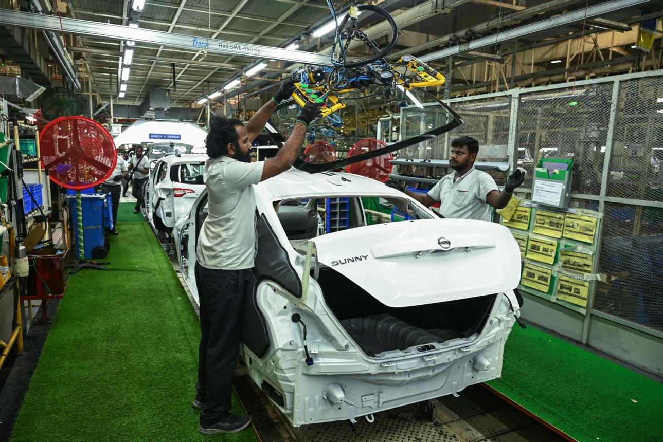 उत्पादन अभियांत्रिकी (Production Engineering)- वाहन उत्पादन प्रक्रिया, गुणवत्ता नियंत्रण आणि कारखाना व्यवस्थापन यांचा अभ्यास या कोर्समध्ये केला जातो. मोठ्या वाहन उत्पादन प्रकल्पांमध्ये या पदवीधारकांना चांगल्या संधी मिळतात.