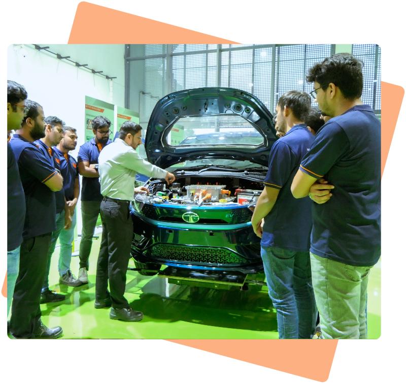 इलेक्ट्रिक व्हेईकल (EV) टेक्नॉलॉजी-ईव्ही क्षेत्र झपाट्याने वाढत असल्याने हा कोर्स लोकप्रिय होत आहे. बॅटरी तंत्रज्ञान, इलेक्ट्रिक मोटर्स, चार्जिंग प्रणाली आणि ऊर्जा व्यवस्थापन यांचा अभ्यास यात केला जातो.