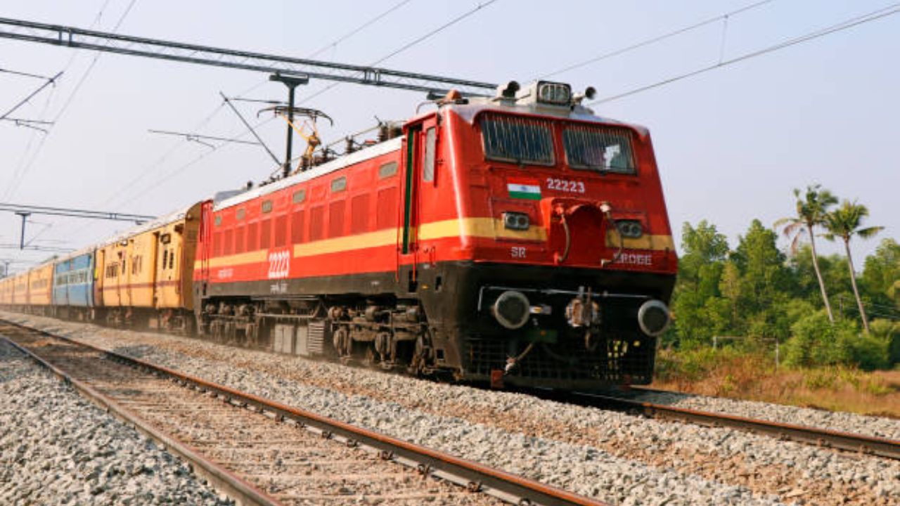 ऑनलाईन रेल्वे तिकीट बुक करताना झाली गडबड? चिंता करू नका… अशी दुरुस्त करा तुमची चूक