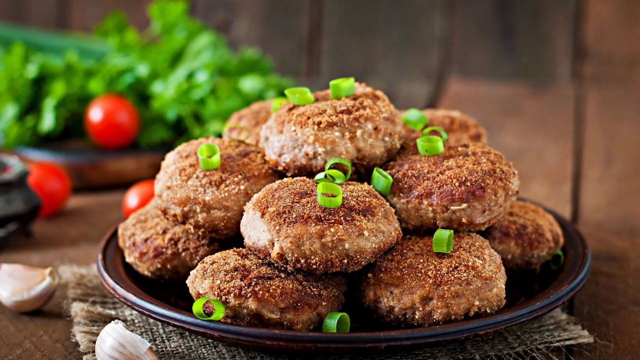 Rava Cutlet: नाश्त्यासाठी झटपट बनवा रव्याचे कुरकुरीत कटलेट, नोट करा सोपी रेसिपी
