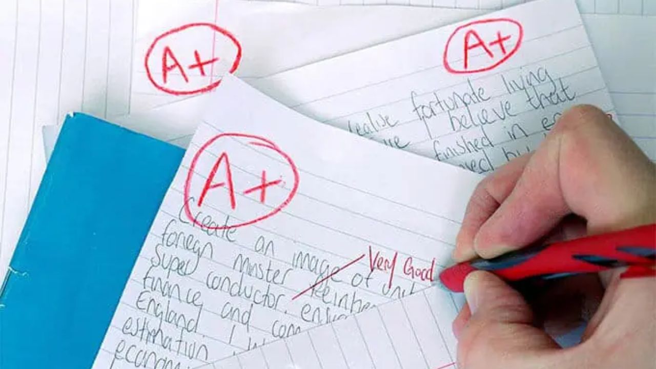 Why Teachers Use Red Pen: पेपर तपासताना शिक्षक लाल पेन का वापरतात? सुरक्षेचे मोठे कारण आले समोर!