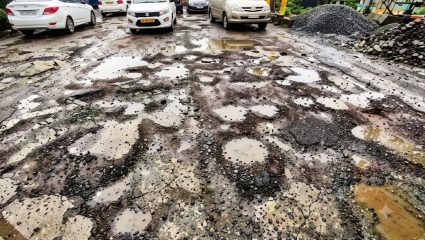 Mumbai News: ‘आणखी किती संधी द्यायची?’ मुंबईतील खड्ड्यांवरून उच्च न्यायालयाने पालिकेला फटकारलं