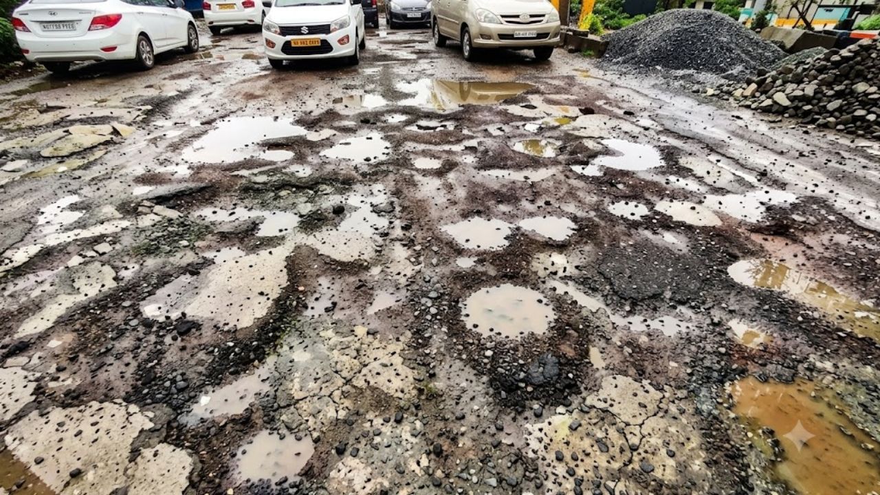 Mumbai News: ‘आणखी किती संधी द्यायची?’ मुंबईतील खड्ड्यांवरून उच्च न्यायालयाने पालिकेला फटकारलं