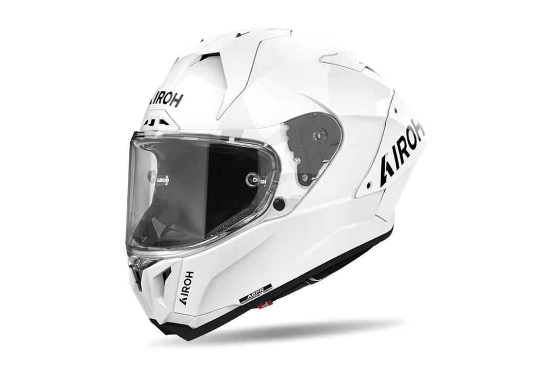 Airoh – GP 800 किंमत: ₹70,000 ते ₹1.2 लाख, Airoh चे GP 800 हे MotoGP अनुभवावर आधारित विकसित करण्यात आले आहे. कार्बन फायबर रचना आणि उच्च दर्जाचे व्हेंटिलेशन यामुळे हे प्रीमियम श्रेणीत गणले जाते.