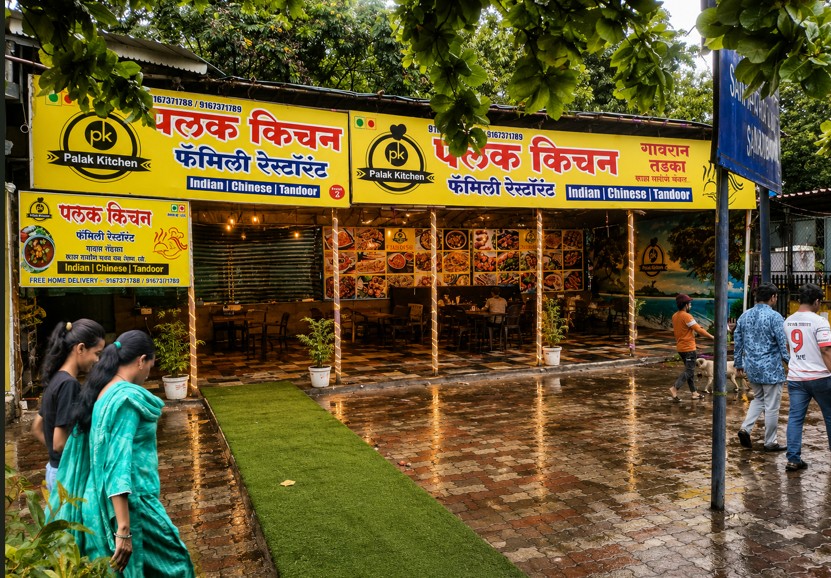 सानपाडा रेल्वेस्टेशन फुटपाथवरील अतिक्रमणाचा प्रश्न कायम; बीएमसीच्या कारवाईनंतरही पुन्हा उभे राहतात अनधिकृत हॉटेल्स आणि दुकाने