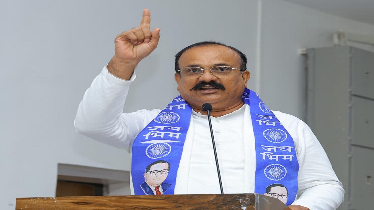 देशात मनुवादी विरुद्ध संविधानवादी लढाई, देशासमोरचा धोका लक्षात घेऊन संघर्षाची तयारी ठेवा; सपकाळांचे आवाहन