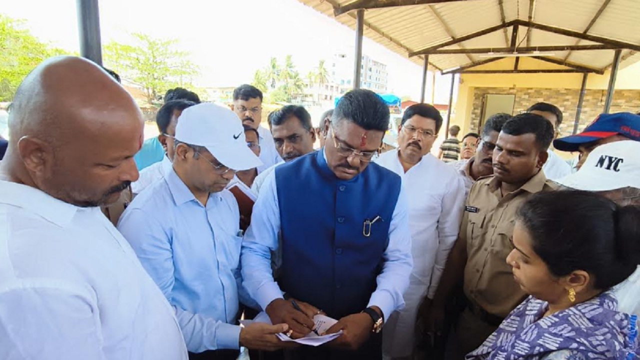 समस्या तातडीने सोडवा, अन्यथा निलंबनाची कारवाई करणार; प्रताप सरनाईकांचा देवगड आगारातील अधिकाऱ्यांना इशारा