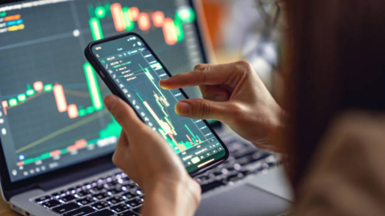Share Market Today: सपाट पातळीवर होणार शेअर बाजाराची सुरुवात! आज ‘या’ 7 स्टॉक्समध्ये मिळू शकते कमाईची संधी