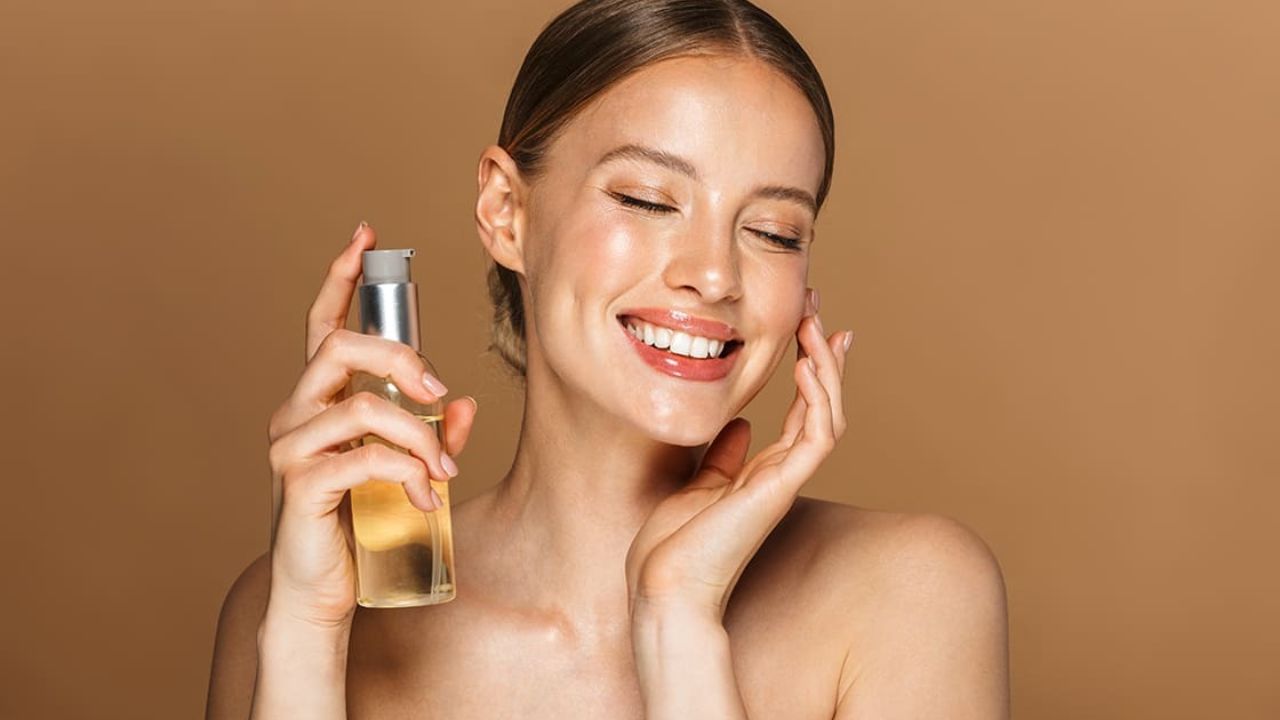 Skin Care Tips: झोपण्यापूर्वी चेहऱ्यावर लावा ‘ही’ एक गोष्ट, त्वचा दिसेल तरुण अन् तजेलदार