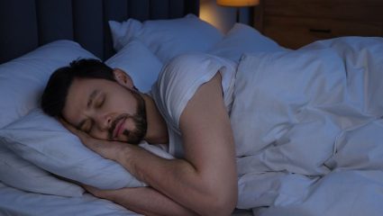 Sleeping Tips: तुम्हालाही रात्री झोपताना घोरण्याची सवय आहे का? मग ‘या’ सोप्या टिप्स करा फॉलो