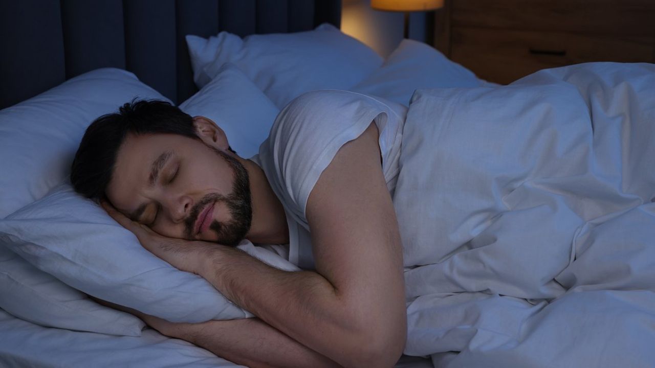 Sleeping Tips: तुम्हालाही रात्री झोपताना घोरण्याची सवय आहे का? मग ‘या’ सोप्या टिप्स करा फॉलो