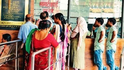 Chandrapur News: १ ऑगस्टपासून एसटी सवलतींसाठी स्मार्ट कार्ड बंधनकारक; चंद्रपूरमध्ये लाभार्थ्यांची गर्दी