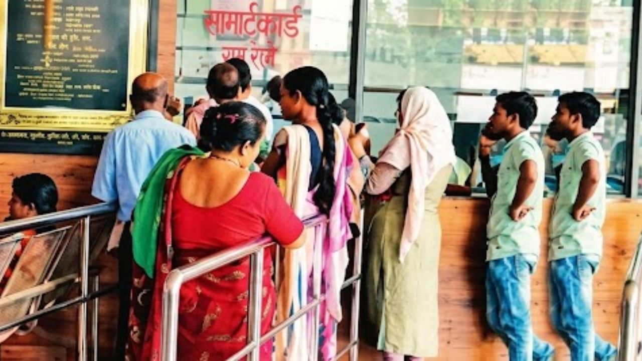 Chandrapur News: १ ऑगस्टपासून एसटी सवलतींसाठी स्मार्ट कार्ड बंधनकारक; चंद्रपूरमध्ये लाभार्थ्यांची गर्दी