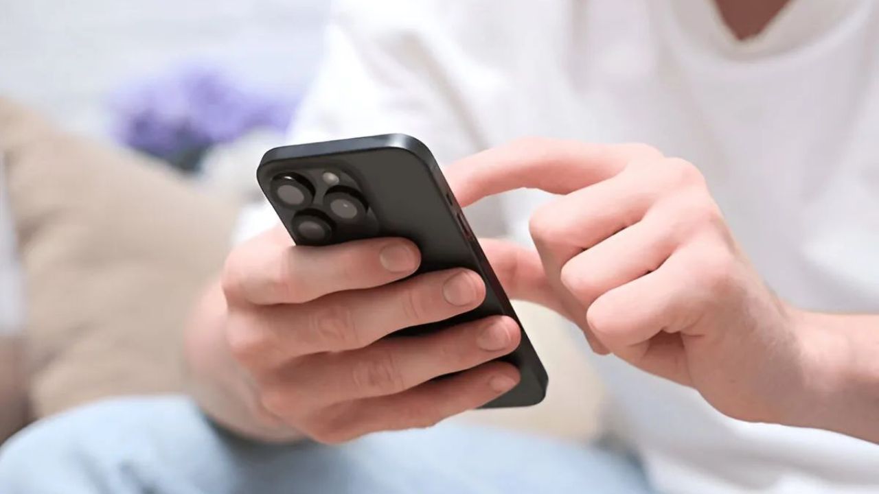 फक्त दोन शब्द बोलताच लॉक होईल तुमचा स्मार्टफोन! क्षणातच सुरु करा ‘हे’ भन्नाट Voice फीचर… फॉलो करा या स्टेप्स