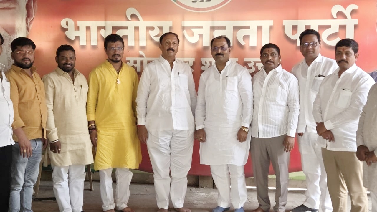MLC election Maharashtra : विधानपरिषद निवडणुकीआधी राजकीय हालचालींना वेग; राजेंद्र राऊतांची आमदार विजय देशमुख यांना सदिच्छा भेट