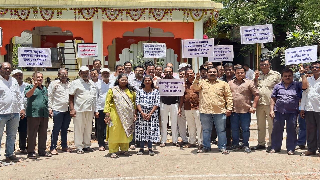 ST Workers Protest : एसटी कर्मचाऱ्यांचा सरकारविरोधात घंटानाद; प्रलंबित मागण्यांसाठी महाआरती आंदोलन