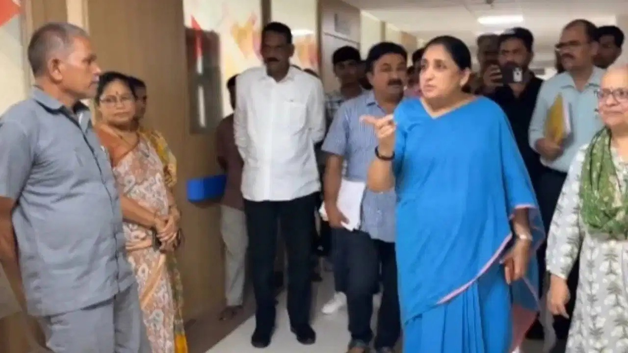 बारामतीत सुनेत्रा पवारांची अधिकारी अन् कर्मचाऱ्यांना तंबी; अस्वच्छतेवरुन सुनावले खडेबोल