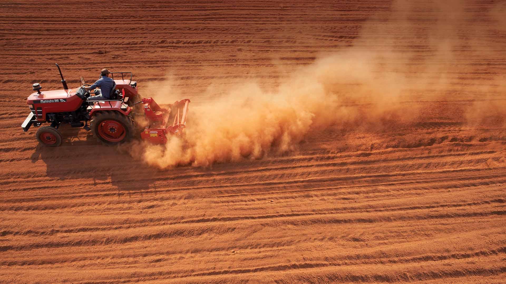 ट्रॅक्टर (Tractor)-ट्रॅक्टर हे भारतीय शेतीचे सर्वात महत्त्वाचे वाहन मानले जाते. नांगरणी, रोटाव्हेटर चालविणे, पेरणी यंत्र जोडणे आणि ट्रॉली ओढणे अशा अनेक कामांसाठी त्याचा वापर होतो. आज भारत हा जगातील सर्वात मोठ्या ट्रॅक्टर बाजारांपैकी एक आहे. 20 HP ते 75 HP पर्यंत विविध क्षमतेचे ट्रॅक्टर उपलब्ध आहेत. शेतीबरोबरच ग्रामीण भागातील वाहतुकीसाठीही ट्रॅक्टर मोठ्या प्रमाणावर वापरले जातात. महिंद्रा, John Deere आणि Sonalika यांसारख्या कंपन्या या क्षेत्रात आघाडीवर आहेत.