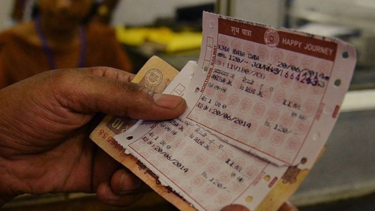 Railway Ticket Holes History: जुन्या रेल्वे तिकिटांच्या दोन्ही बाजूंना लहान छिद्रे का असायची? जाणून घ्या यामागचे रंजक रहस्य!