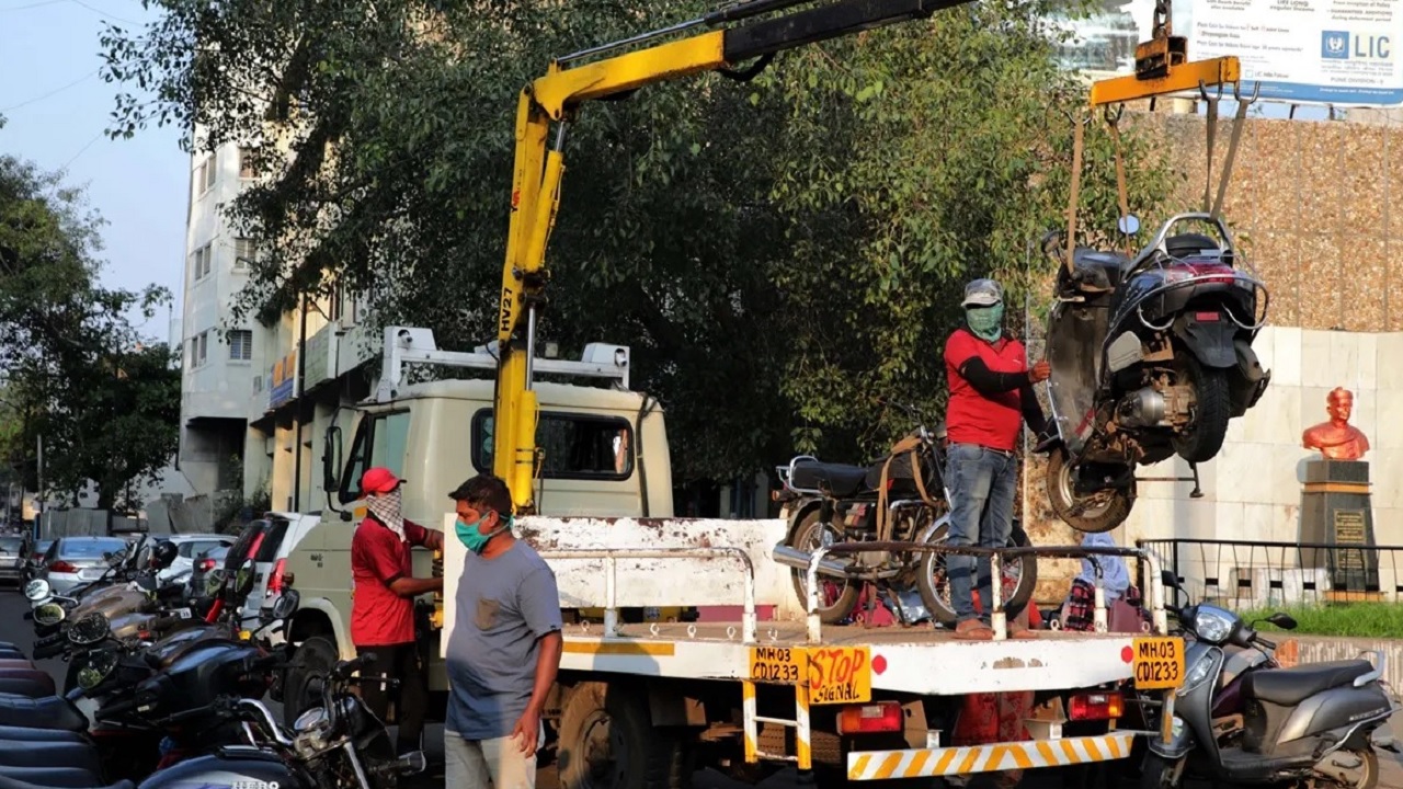 वाहनचालकांच्या खिशाला बसणार फटका; पुण्यात ‘नो पार्किंग’वरील टोईंग कारवाई पुन्हा सुरू