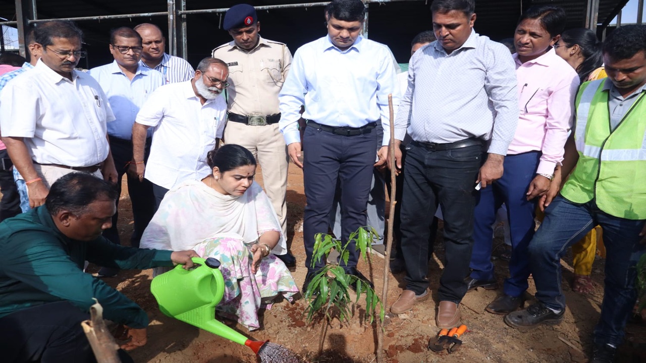 Environment News: पर्यावरणासाठी मोठे पाऊल! मुंबईतील कचरा डेपोचे होणार जंगलात रूपांतर, ‘रीरूट’ उपक्रमांतर्गत 15 हजार वृक्ष लागवड