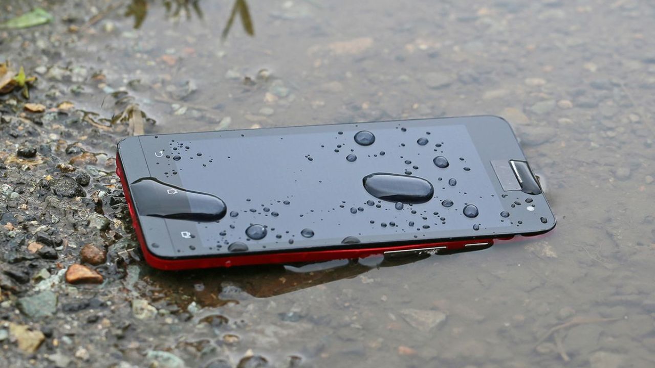Smartphone Tips: पावसाळ्यात कशी घ्याल स्मार्टफोनची काळजी? तुमची एक छोटी चूक आणि होईल मोठं नुकसान