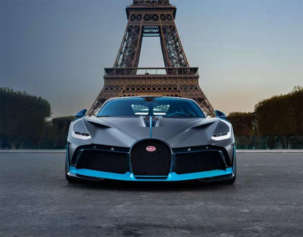 Bugatti Divo-सुमारे ५.८ दशलक्ष डॉलर किंमत असलेली ही कार ट्रॅक परफॉर्मन्ससाठी विशेष विकसित करण्यात आली आहे. अत्यंत मर्यादित उत्पादन आणि उत्कृष्ट हँडलिंगमुळे ती संग्राहकांमध्ये लोकप्रिय आहे.
