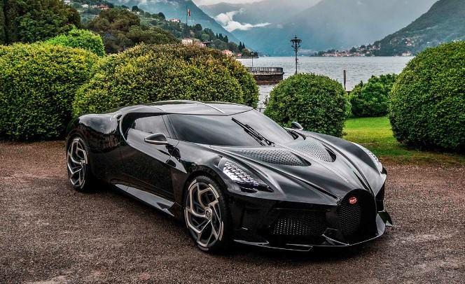 Bugatti La Voiture Noire-सुमारे १८.७ दशलक्ष डॉलर किंमतीची ही कार जगातील सर्वात खास हायपरकारपैकी एक आहे. ८.०-लिटर W16 इंजिनमुळे ती अविश्वसनीय शक्ती आणि वेग प्रदान करते.