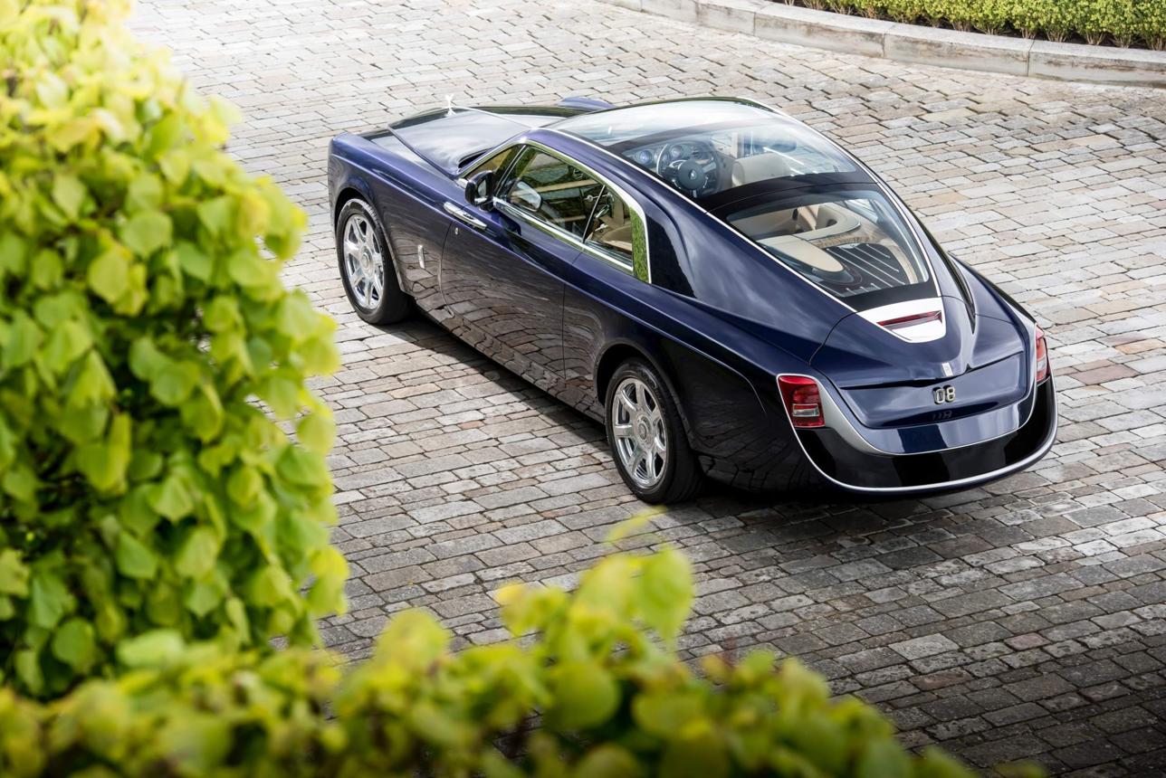 Rolls-Royce Sweptail-सुमारे १३ दशलक्ष डॉलर किंमतीची ही कार एका ग्राहकाच्या विशेष मागणीनुसार तयार करण्यात आली. लक्झरी यॉट्स आणि क्लासिक कार डिझाइनपासून प्रेरित असलेली ही एकमेव कार आहे.
