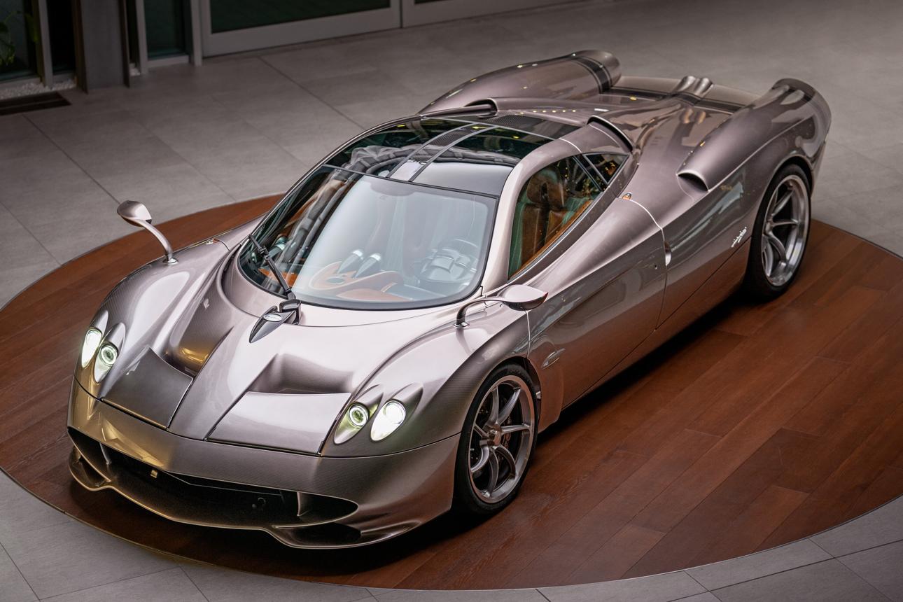 Pagani Huayra Codalunga-सुमारे ७.४ दशलक्ष डॉलर किंमत असलेली ही कार १९६० च्या दशकातील रेसिंग कारपासून प्रेरित आहे. लांब मागील भाग आणि आकर्षक एरोडायनामिक डिझाइन तिची ओळख आहे.