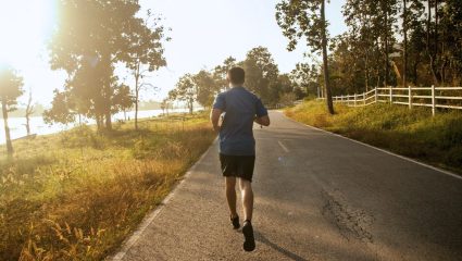 Walking Benefits: वयानुसार दररोज किती चालावे? जाणून घ्या योग्य अंतर आणि फायदे