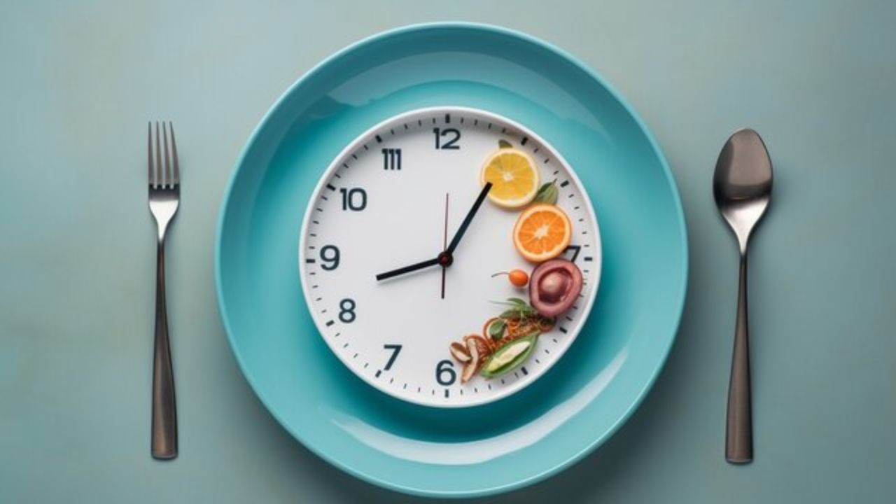 Intermittent Fasting म्हणजे काय? आरोग्यासाठी वरदान की धोका? वजन कमी करण्यासाठी किती फायदेशीर