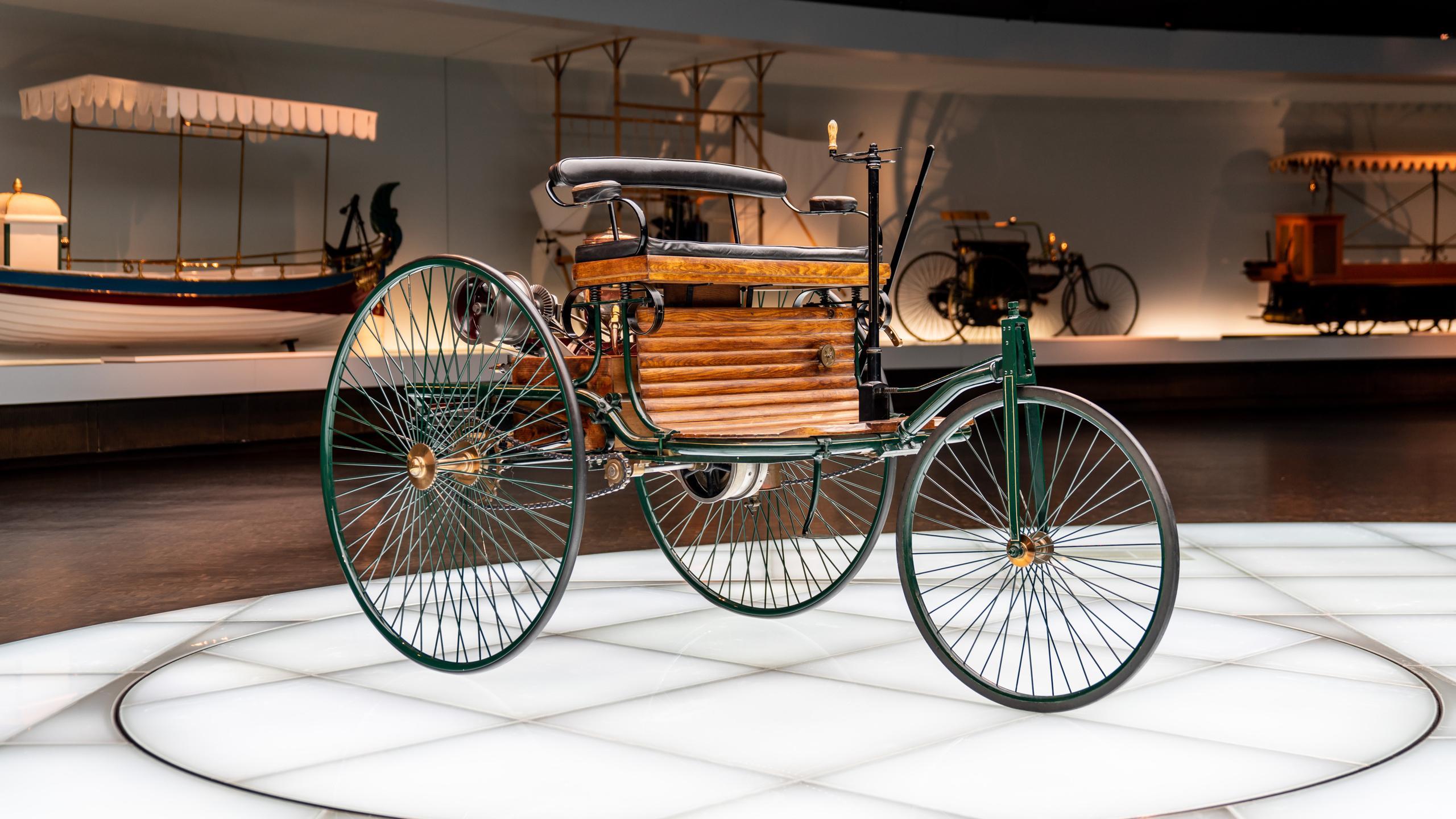 Benz Patent-Motorwagen (जर्मनी)-1886 मध्ये Karl Benz यांनी बनवलेली ही जगातील पहिली पेट्रोल इंजिन कार मानली जाते. जर्मनीमध्ये आजही ही कार ऑटोमोबाईल इतिहासाचा सर्वात महत्त्वाचा टप्पा म्हणून ओळखली जाते.