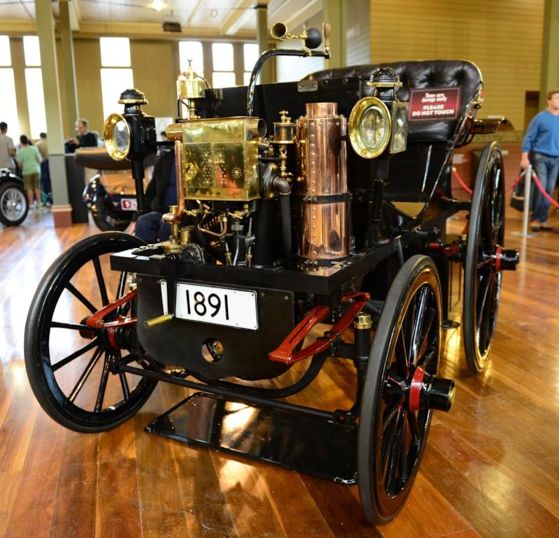 Panhard et Levassor (फ्रान्स)- फ्रान्समध्ये बनलेली ही पहिल्या व्यावसायिक उत्पादनातील कारपैकी एक होती. याच डिझाइनवर अनेक आधुनिक कारचे मूलभूत लेआउट विकसित झाले.