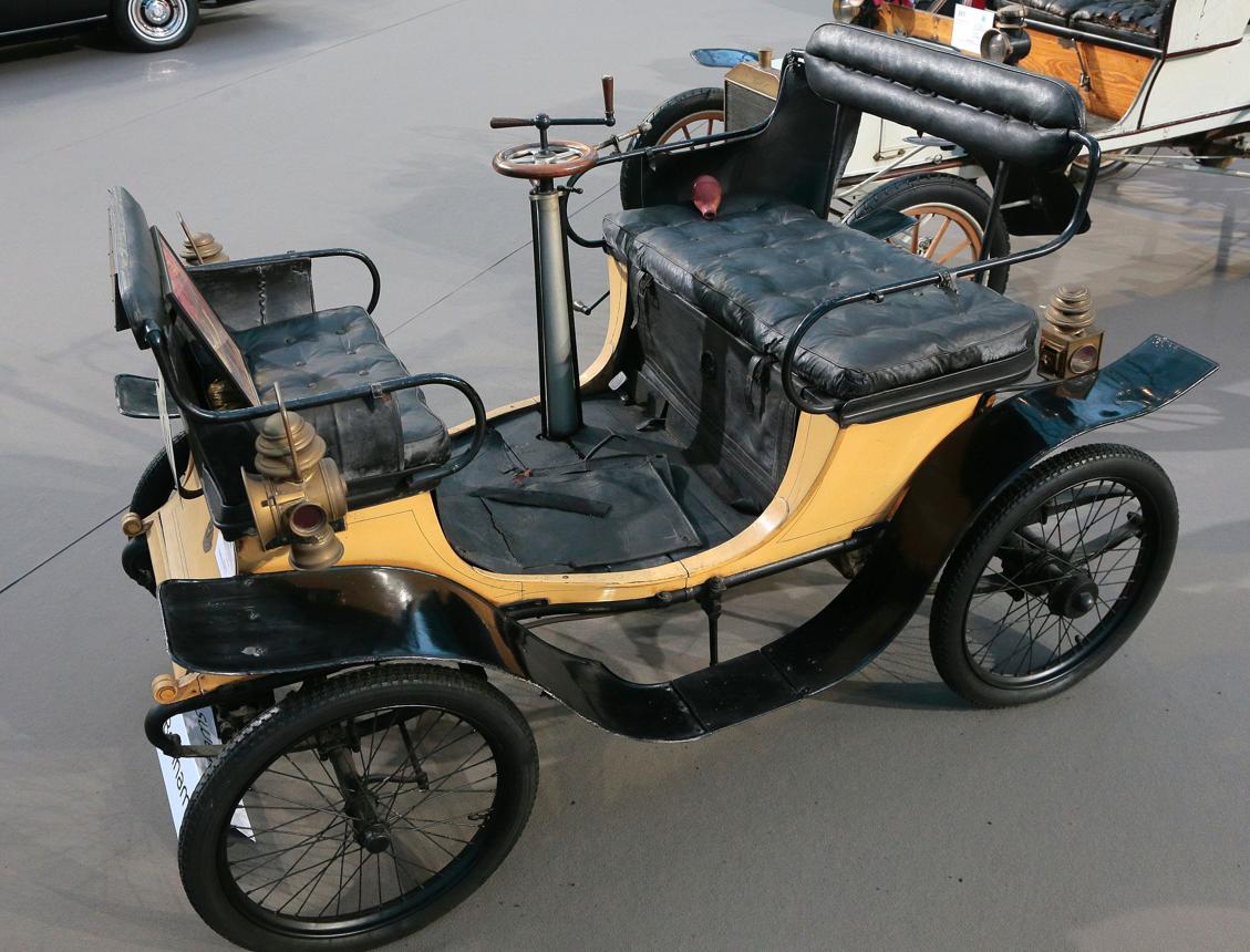 De Dion-Bouton Voiturette (फ्रान्स)- फ्रान्समध्ये ही कार अत्यंत लोकप्रिय झाली होती. हलकी रचना आणि विश्वासार्ह इंजिन यामुळे ती त्या काळातील ‘बेस्टसेलर’ कार ठरली.