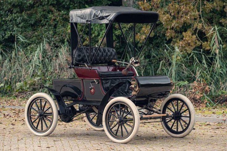 Oldsmobile Curved Dash (अमेरिका)-अमेरिकेतील पहिली मोठ्या प्रमाणावर उत्पादित कार म्हणून तिची ओळख आहे. ती सामान्य नागरिकांपर्यंत मोटारगाडी पोहोचवणारी कार ठरली.