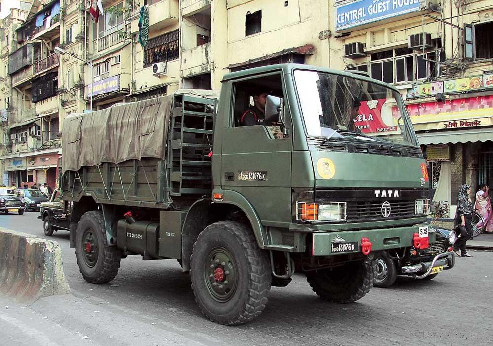 Tata LPTA 713- टाटा मोटर्सने विकसित केलेला हा ट्रक भारतीय सैन्याच्या रसद पुरवठ्याचा कणा मानला जातो. सैनिक, दारूगोळा, अन्नसामग्री आणि उपकरणे दुर्गम भागात पोहोचवण्यासाठी याचा वापर केला जातो. यामध्ये उच्च ग्राउंड क्लीयरन्स, फोर-व्हील ड्राइव्ह आणि मजबूत चेसिस असते.