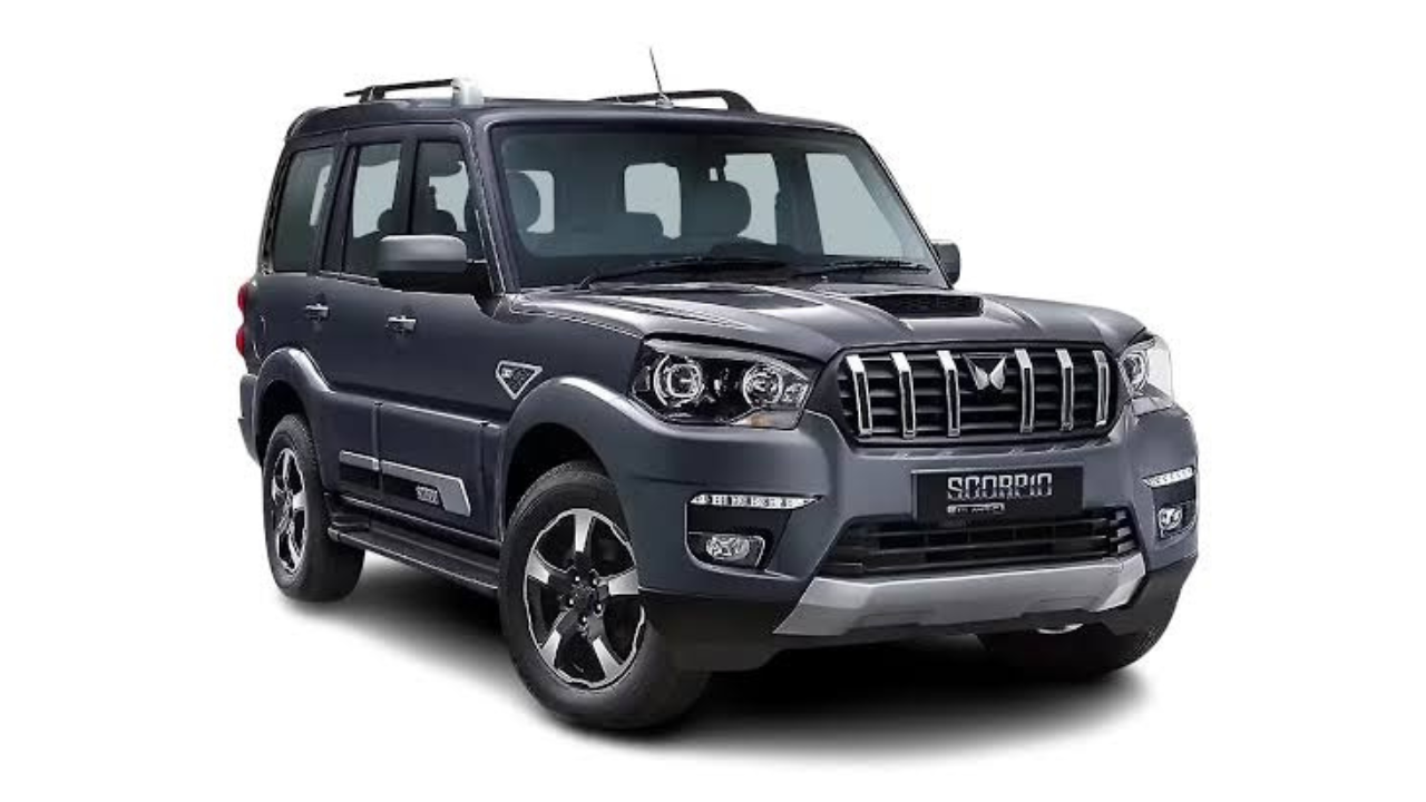 महिंद्रा स्कोर्पिओ (Mahindra Scorpio) महिंद्रा स्कोर्पिओ ही भारतीय ऑटोमोबाईल बाजारात 'मस्कुलर एसयूव्ही'ची नवी व्याख्या तयार करणारी गाडी मानली जाते. २००२ मध्ये लाँच झालेल्या या गाडीने आपल्या दमदार लूक, पॉवरफुल इंजिन आणि रस्त्यावरील भक्कम पकडीमुळे ग्राहकांच्या मनावर अधिराज्य गाजवले. शहरी भागापासून ते अगदी ग्रामीण भागातील कठीण रस्त्यांपर्यंत स्कोर्पिओने स्वतःची एक वेगळीच क्रेझ आणि रुबाब निर्माण केला आहे.