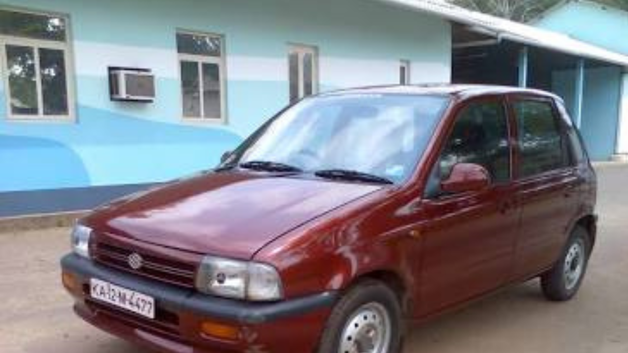 मारुती झेन (Maruti Zen) १९९३ मध्ये बाजारात आलेली मारुती झेन ही तिच्या युनिक 'जेलीबीन' डिझाइनमुळे आणि ड्रायव्हिंगच्या सुलभतेमुळे प्रचंड गाजली. यामध्ये असणारे १.० लीटरचे इंजिन अत्यंत स्मूथ होते, ज्यामुळे शहरात चालवण्यासाठी ही एक परफेक्ट फॅमिली कार ठरली. त्या काळातील स्टायलिश आणि परफॉर्मन्स-ओरिएंटेड हॅचबॅक म्हणून झेनने लोकांच्या मनात हक्काचे स्थान मिळवले होते.
