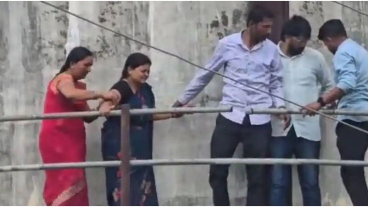 Beed Crime News : विलास घुले हत्या प्रकरणात कुटुंबीयांचे पाण्याच्या टाकीवर आंदोलन; पोलिसांचे कारवाईचे आश्वासन