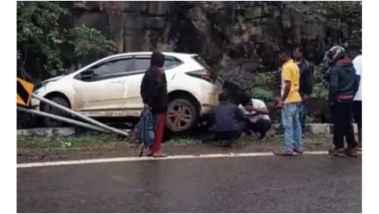 Satara Accident: ताथवडे घाटात दरड कोसळून कारचा चक्काचूर; बारामतीच्या तरुणाचा जागीच मृत्यू