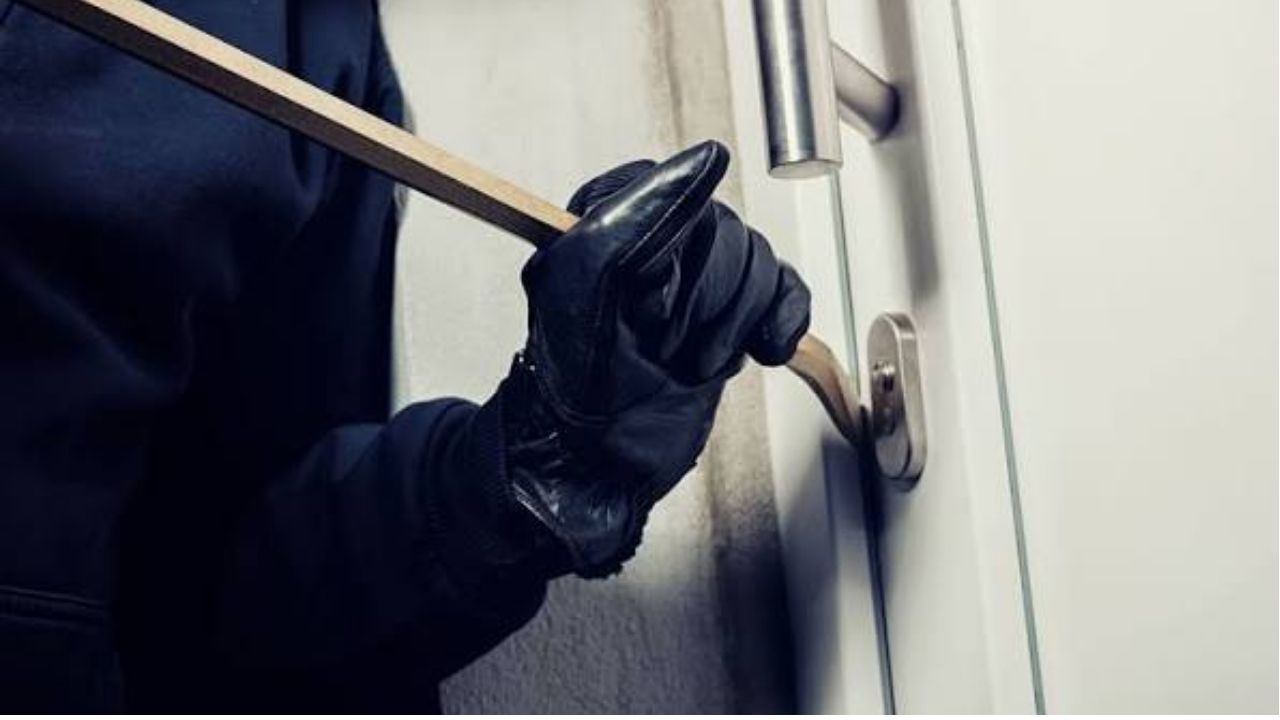 Pune Crime: भिंतीला भगदाड… गॅसकटरने लॉकर फोडला; पुण्यातील सराफी पेढीत लाखोंची धाडसी चोरी
