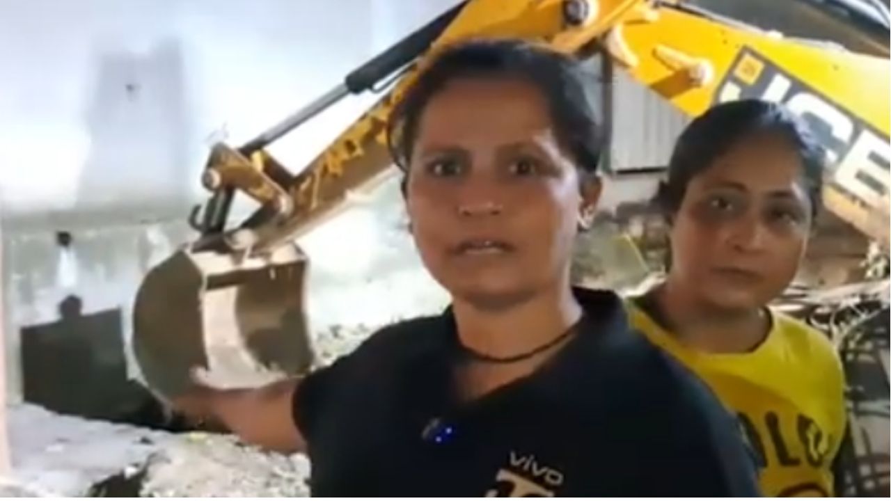 Mumbai :  आज म्हैस पडली, उद्या माणूस पडला तर? तपोवन शाळेजवळील उघड्या चेंबरमुळे नागरिक संतप्त